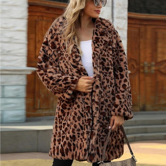 Women’s Coat – Faux Fur – Oversized Fit – Notched Collar – Leopard Print – Casual